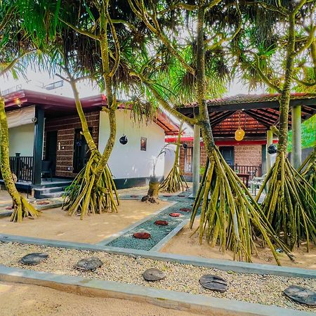 Sea Shell Villa Hikkaduwa 2 Separate Cabanas Ocean Front Villa Bagian luar foto