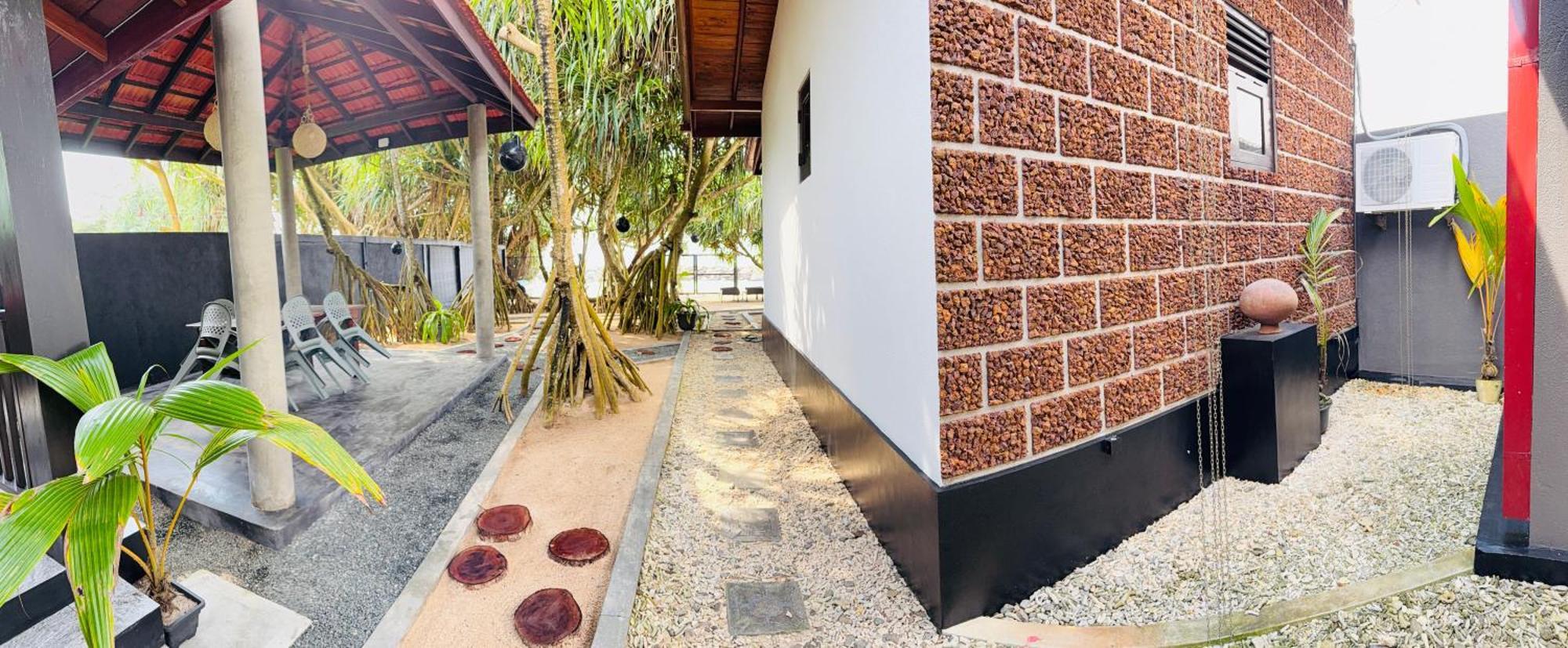 Sea Shell Villa Hikkaduwa 2 Separate Cabanas Ocean Front Villa Bagian luar foto