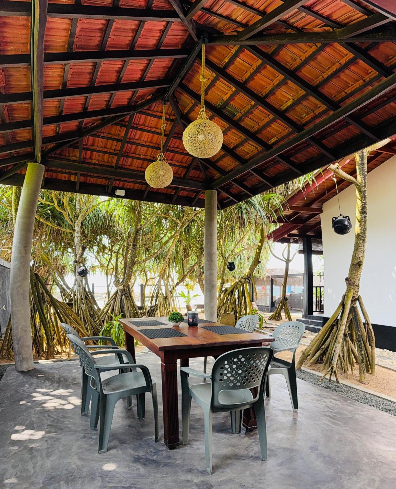 Sea Shell Villa Hikkaduwa 2 Separate Cabanas Ocean Front Villa Bagian luar foto