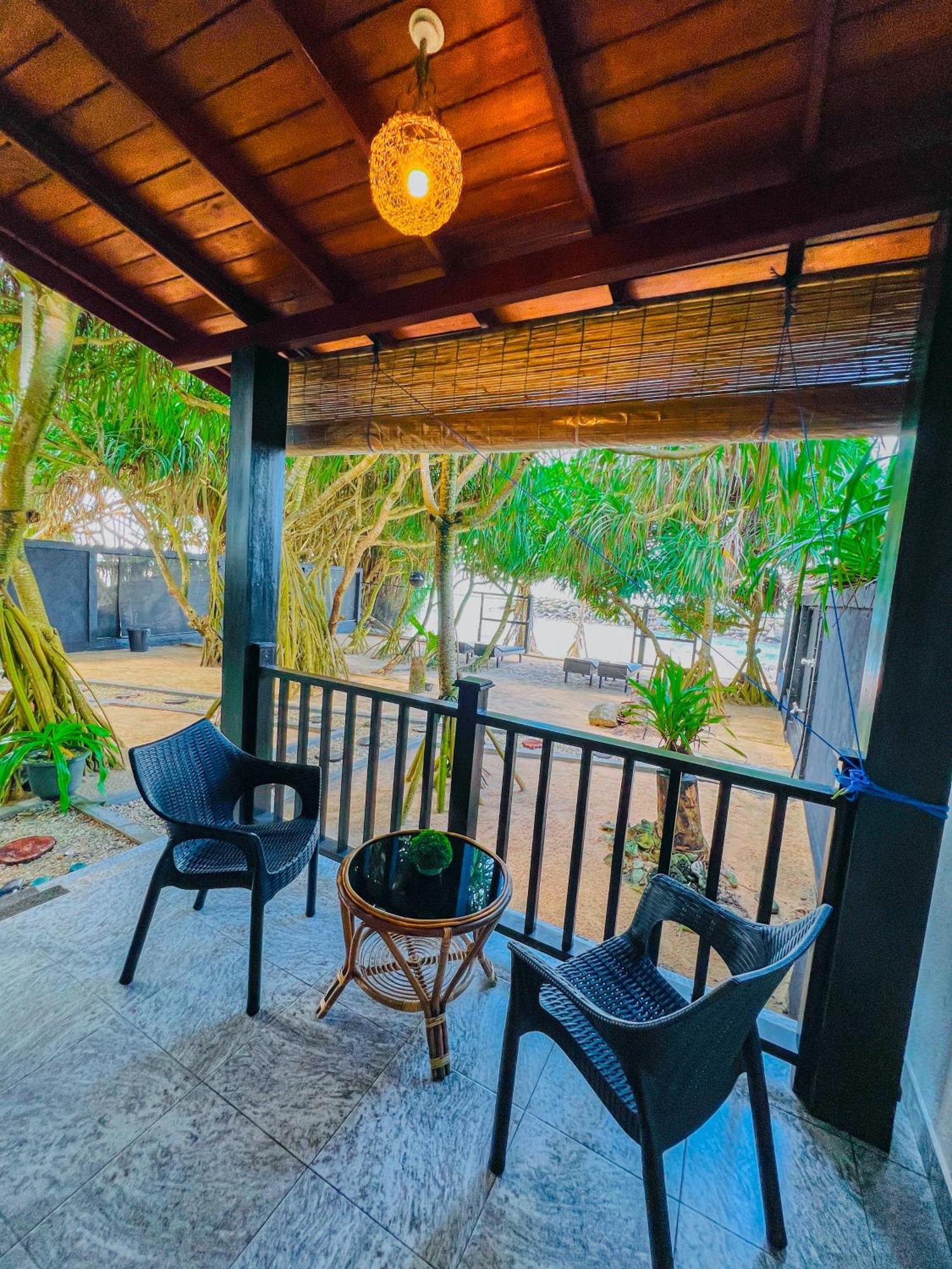 Sea Shell Villa Hikkaduwa 2 Separate Cabanas Ocean Front Villa Bagian luar foto